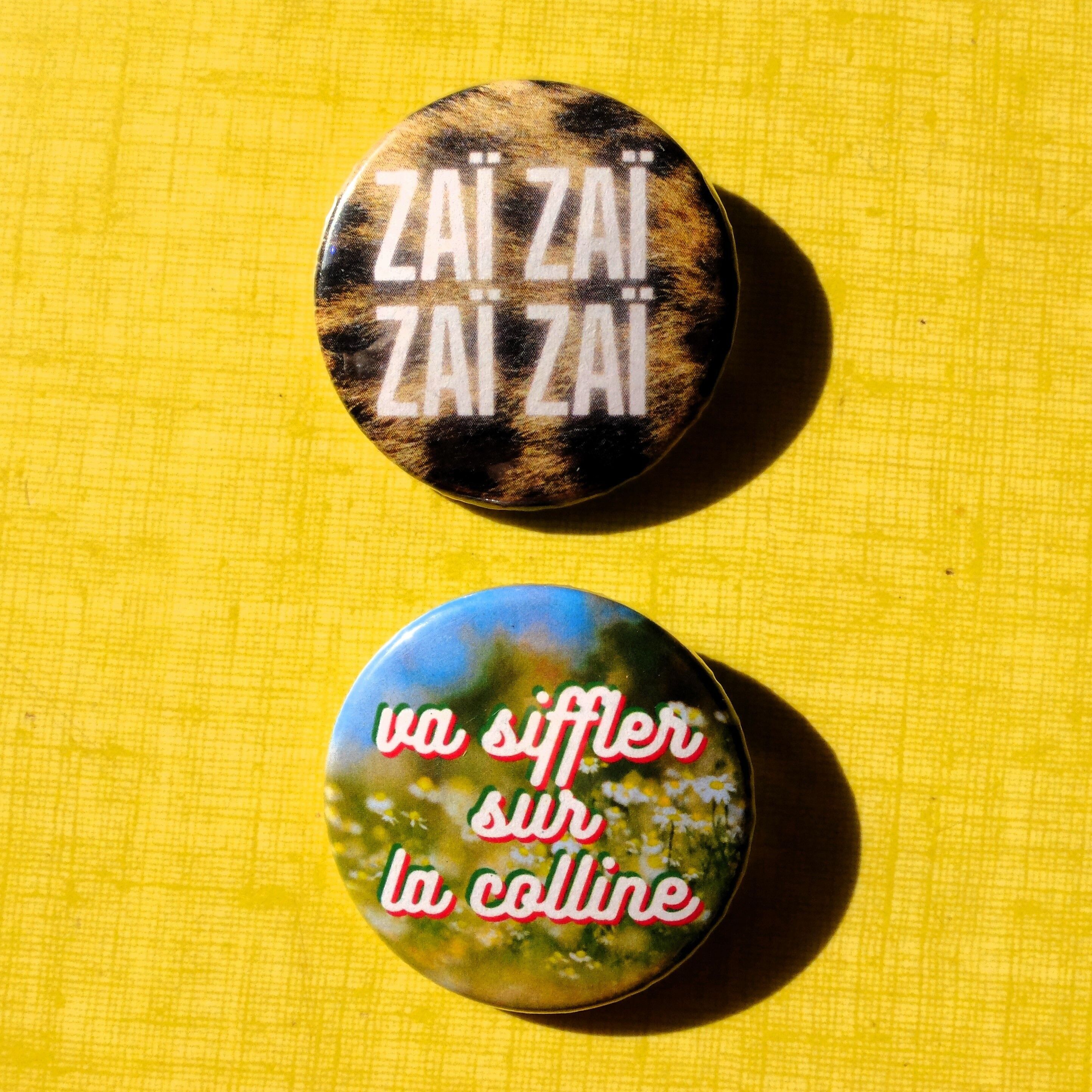 2 distintivi delle canzoni di Joe Dassin: Siffler e Zaï Zaï Zaï (spilla)