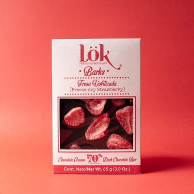 Bark chocolate 70% cocoa strawberry
