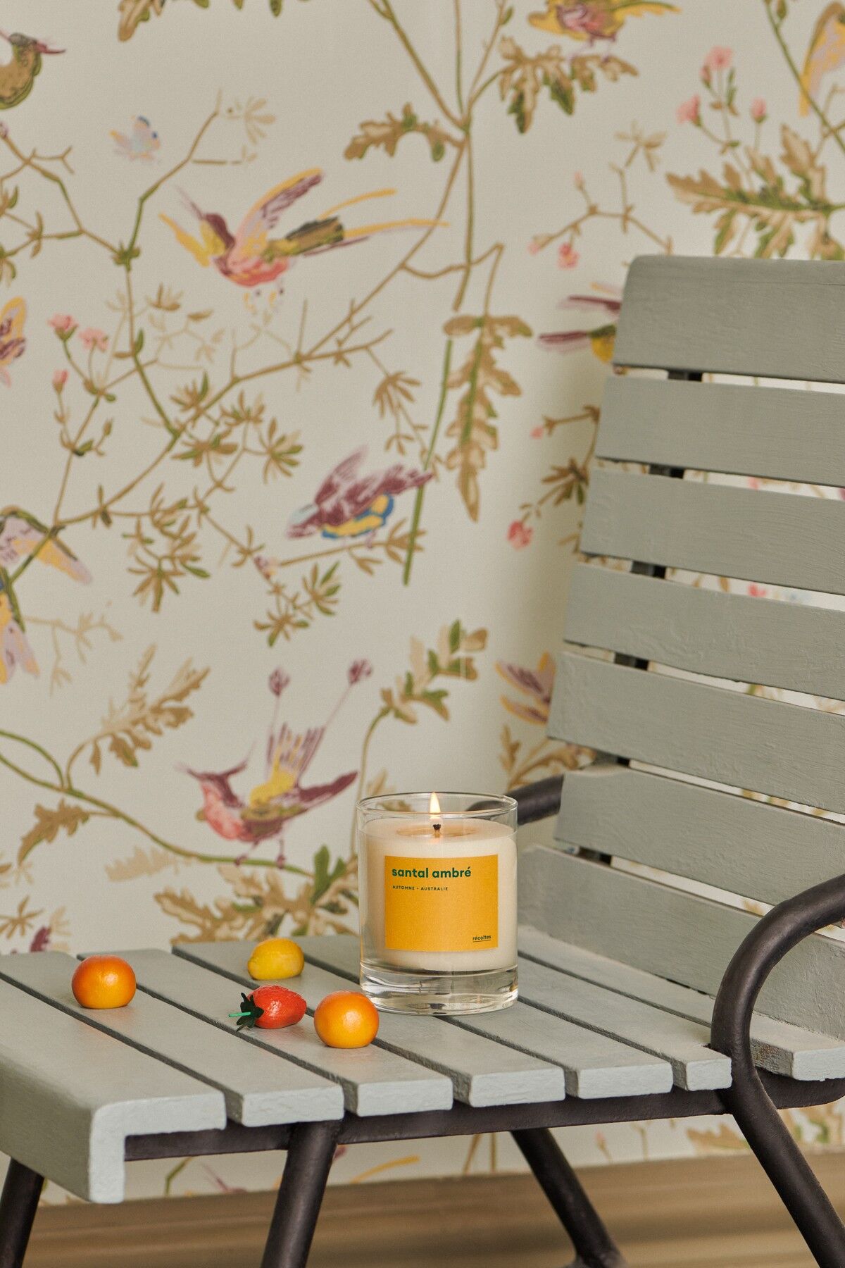 Candela in legno di sandalo ambrato