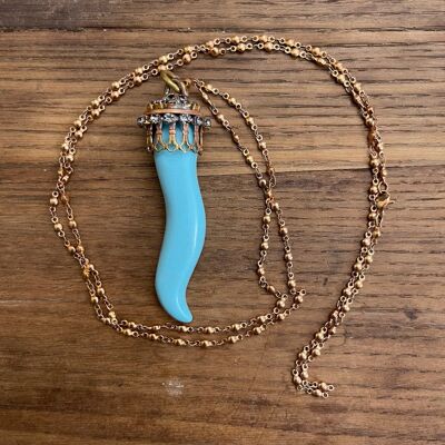 HARD STONE HORNS - TURQUOISE in turquoise paste with dots chain