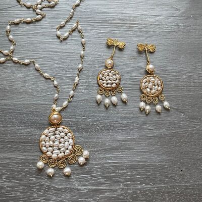 Metallic macrame paroure with pearls - Necklace