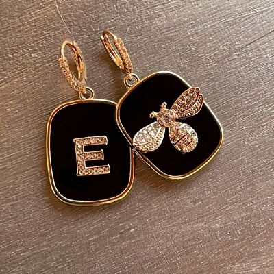 LETTER AND APINA PLATES BLACK EARRINGS