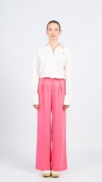 Pantalon en satin rose / Couleurs vives de l'hiver 2