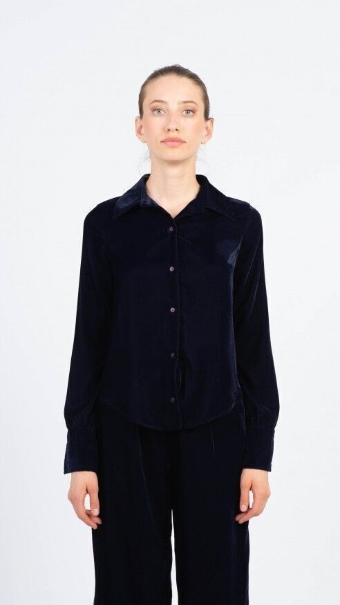 Blaues Samthemd / Helle Winterfarben