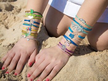 Pile de bracelets avec vue sur l'océan 2