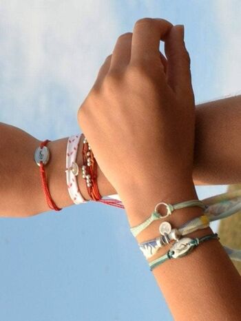 Pile de bracelets avec vue sur l'océan 3