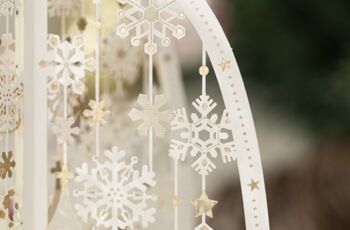 Carte 3D Joyeux Noël avec des flocons de neige et des poinsettias dorés 3