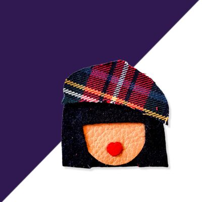 Broche cuir visage femme PREPPY béret tartan écossais