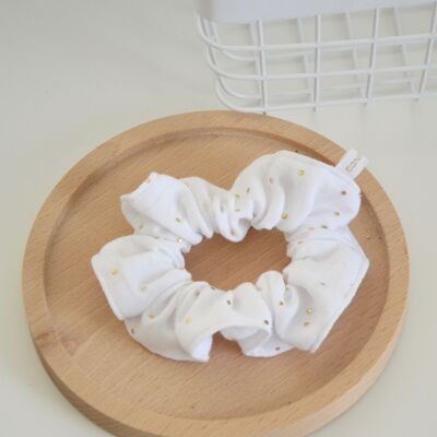 Scrunchie blanco con lunares dorados