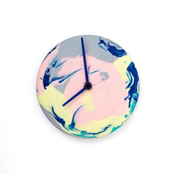 Horloge murale en jésmonite marbrée lilas et néon 6