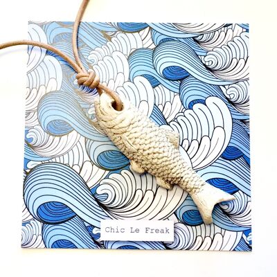 Collana pesce in ceramica beige corda naturale