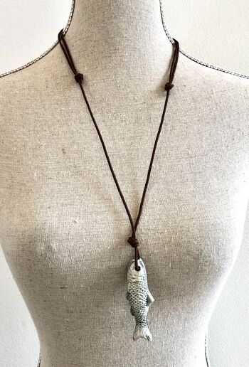 Collier en céramique poisson beige cordon naturel 3