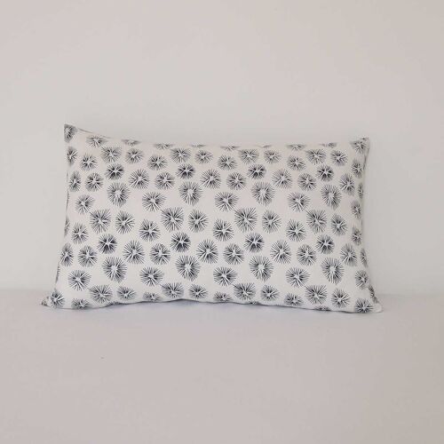 Coussin rectangulaire en coton block print imprimé bleu de prusse sur fond blanc Fleurs Tessa 30x50 cm