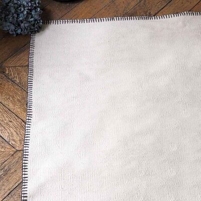 Handwoven rectangular rug in ecru cotton with gray stitching 140 x 200 cm