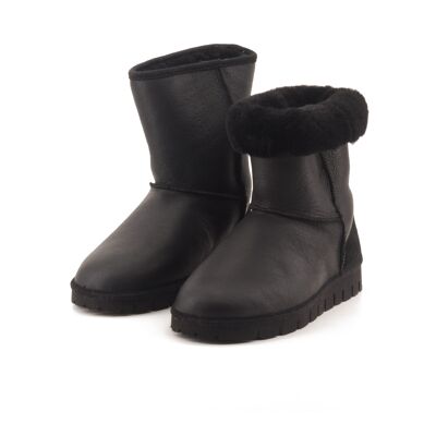 Black sheepskin boots