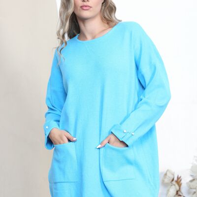 Himmelblauer Pullover mit funkelnden Perlenmanschetten