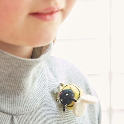 Broche de abeja de fieltro