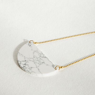 Half circle marbled short necklace