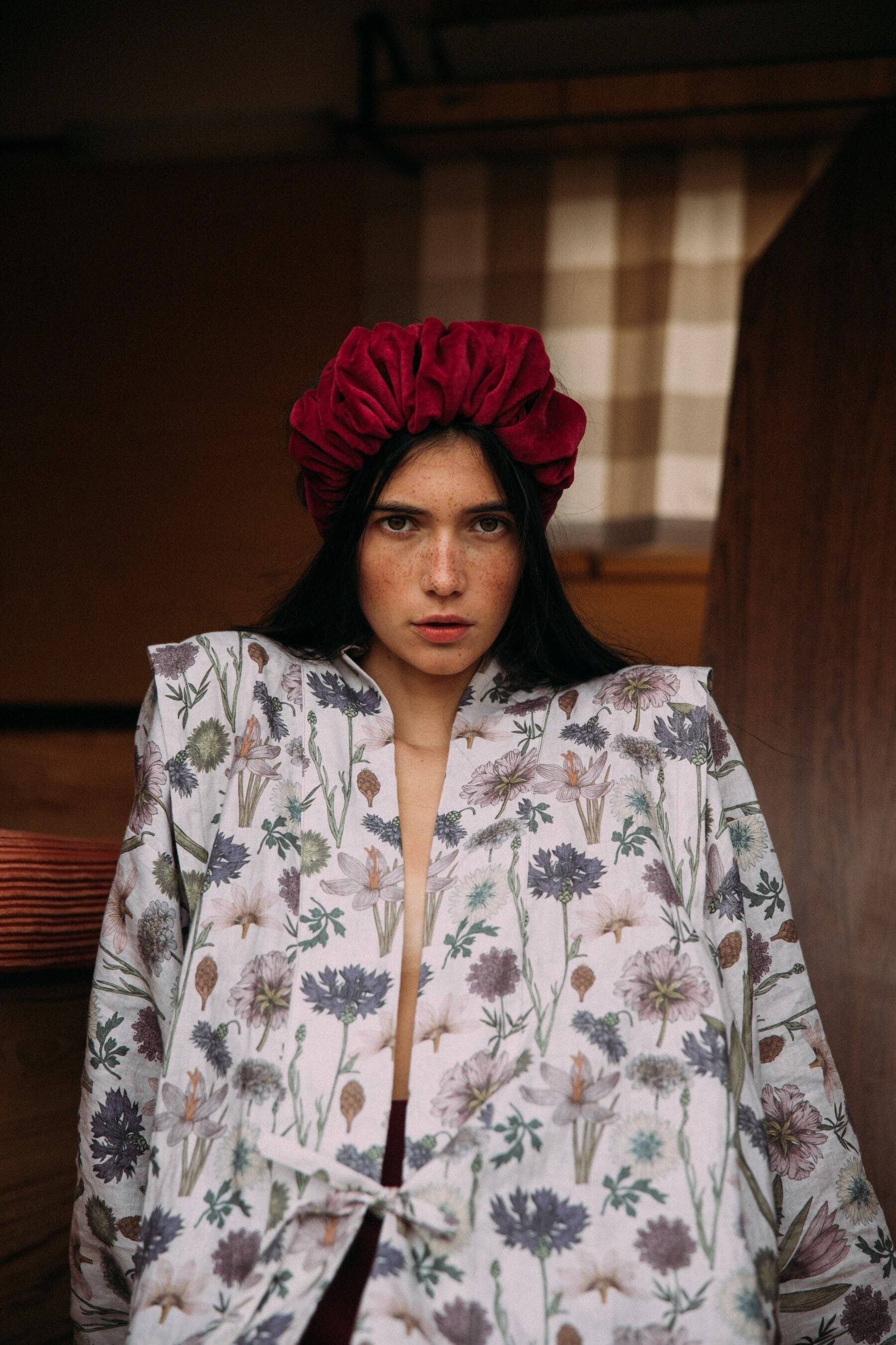 Diadema real de terciopelo rojo carmesí