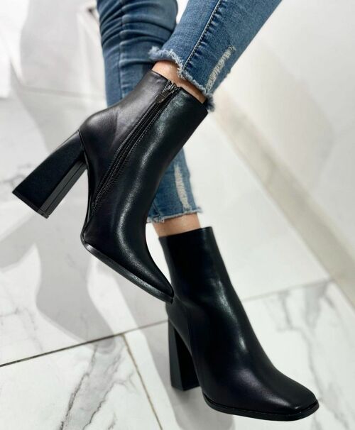 ANKLE BOOT-BLACK