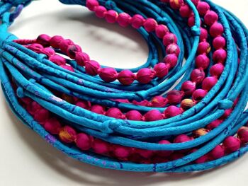 Collier de ficelle et de perles Sari recyclé en rose vif et bleu 3