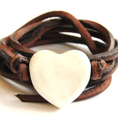 Pulsera de cuero con corazón de cerámica blanca.