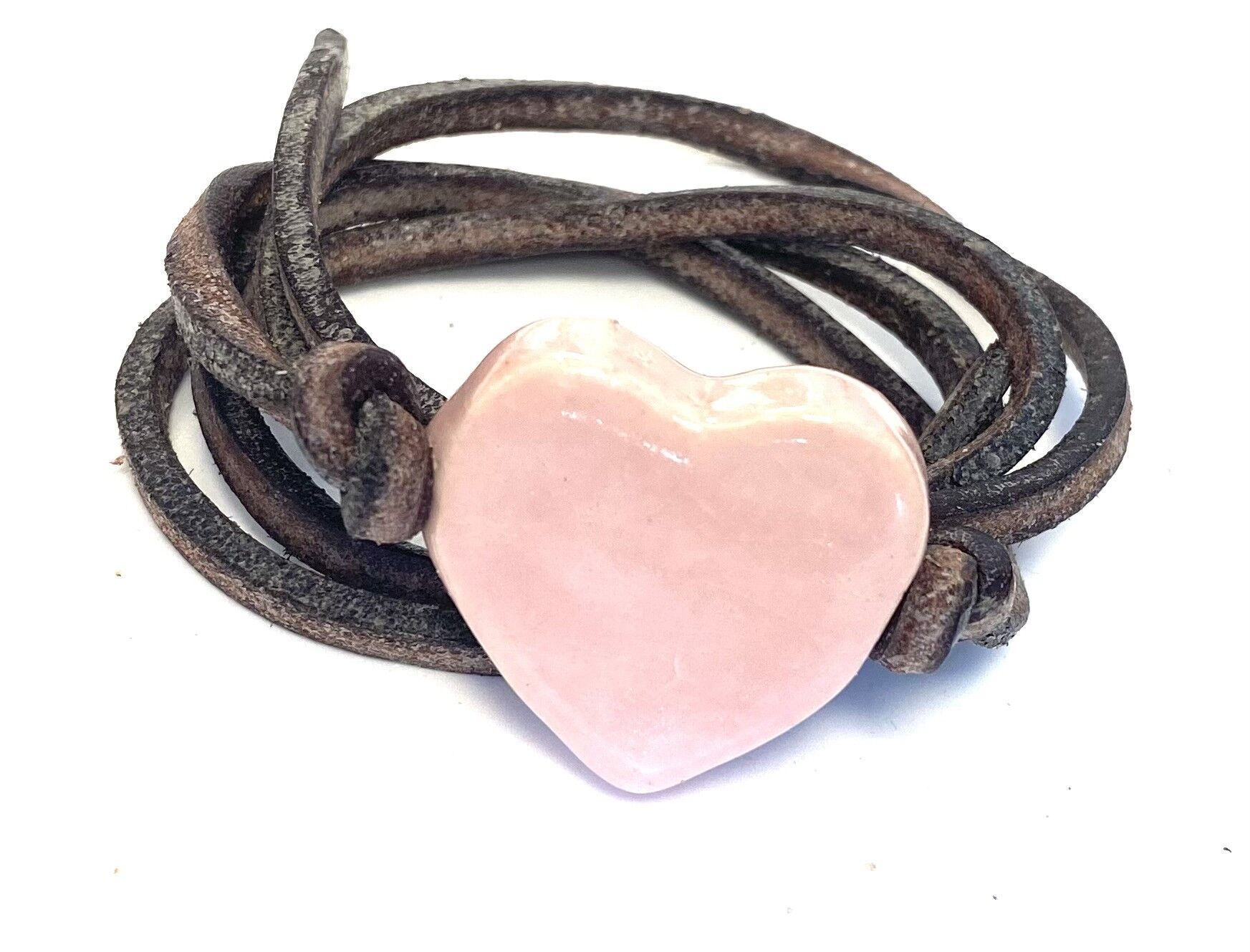 Bracciale in pelle con cuore in ceramica rosa chiaro