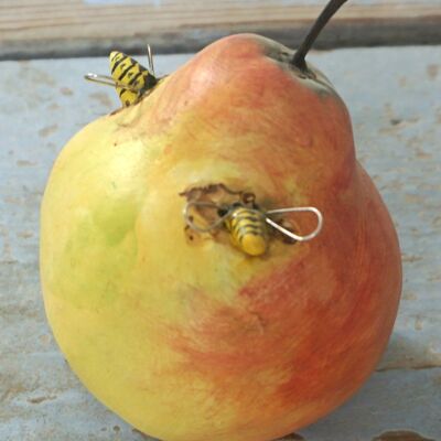 Una pera in ceramica con vespa con ali d'argento
