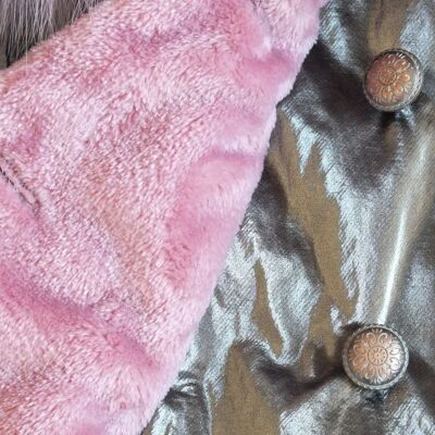 BAOBAB : Abrigo color taupe con capucha y pompones de pelo natural.