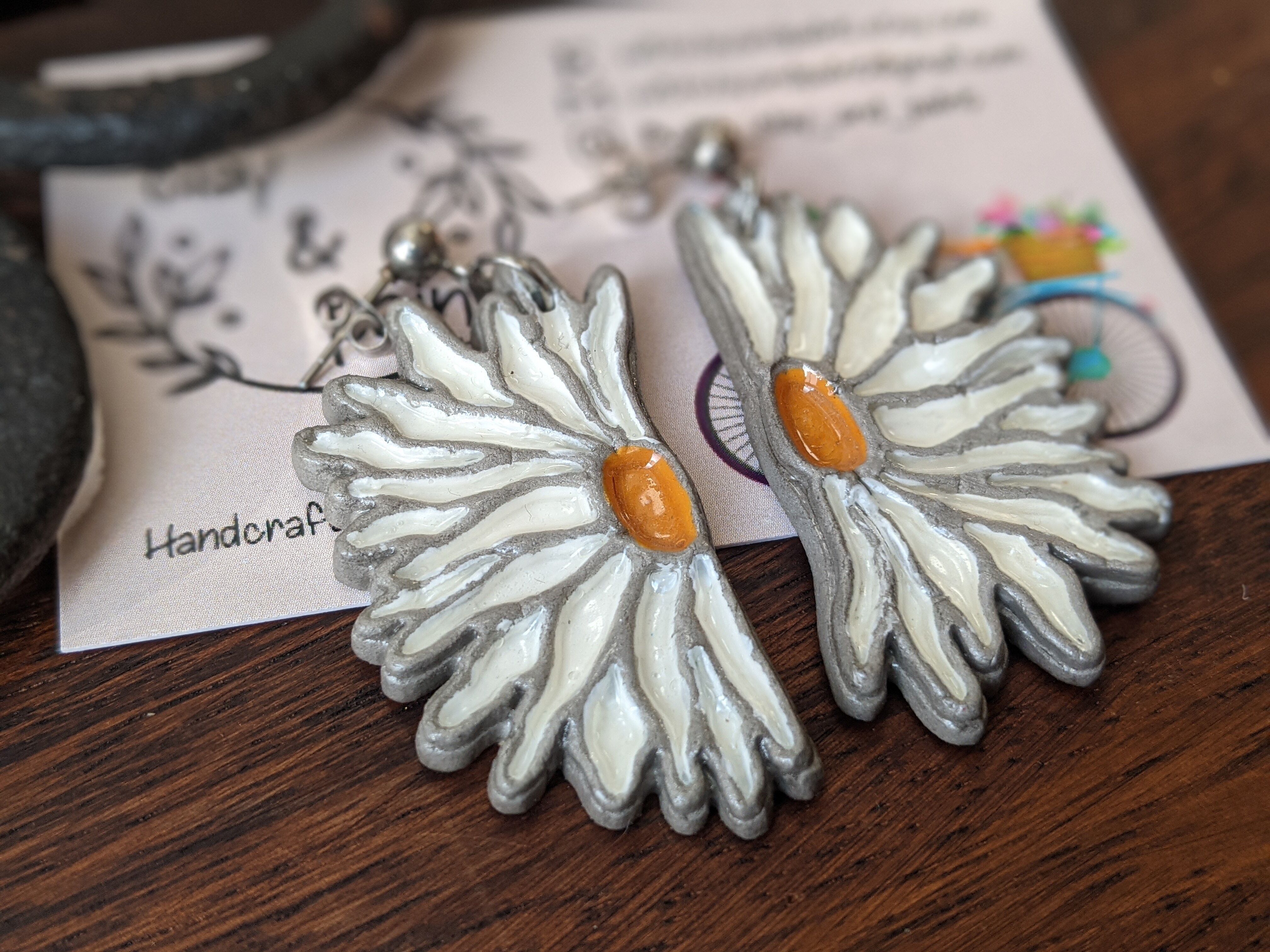 Orecchini a margherita oversize | Orecchini con motivi floreali in rilievo | Gioielli unici in argilla