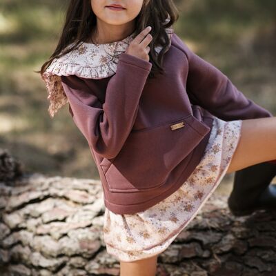 LULO: Maroon sweatshirt with a large dusty pink liberty collar.