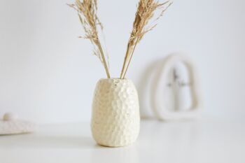 Vase en céramique avec plumes 3