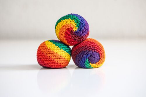 Jonglierball, in Regenbogenspiralmuster gehäkelt ca. 6 cm, 95% Füllung