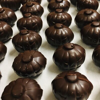 HALLOWEEN! Small chocolate pumpkins filled with hazelnut praline.
