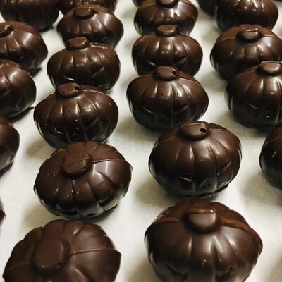 HALLOWEEN BIOLOGICO! Piccole zucchette di cioccolato con ripieno di pralinato alla nocciola.