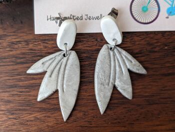 Boucles d'oreilles pétales gris 8