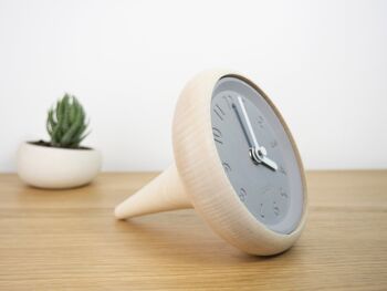 Horloge de table bois et béton aiguilles blanches - Toupie 3
