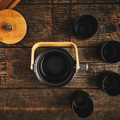 El juego de té Eichu de cerámica negra.