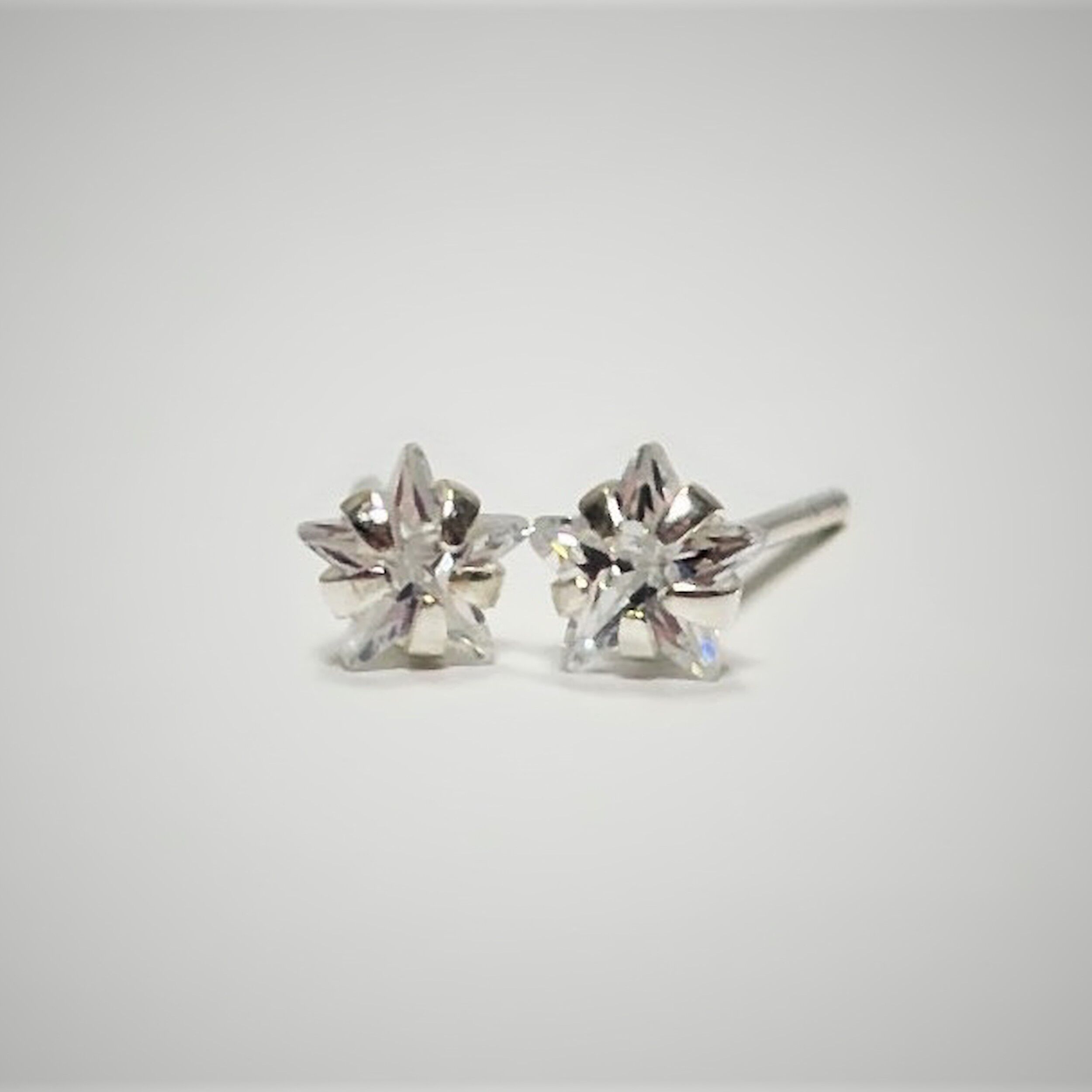 Deliziosi orecchini a forma di stella con zirconi