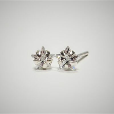Dainty star-shaped earrings with zirconia