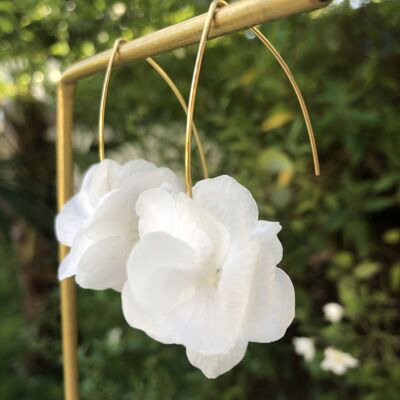 Rigid dangling earrings in stabilized fresh hydrangea flowers