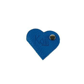 K0039OB | Enrouleur de câble cœur fabriqué en Italie en véritable cuir pleine fleur, grain dollar - Couleur bleu clair - Dimensions : 5 x 8 x 0,5 cm - Emballage : fond/couvercle rigide Coffret cadeau 4
