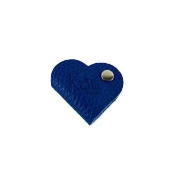 K0039DB | Enrouleur de câble cœur fabriqué en Italie en véritable cuir pleine fleur, grain dollar - Couleur bleu - Dimensions : 5 x 8 x 0,5 cm - Emballage : fond/couvercle rigide Coffret cadeau 4