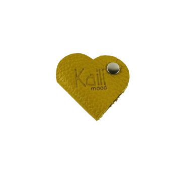 K0039RB | Enrouleur de câble cœur fabriqué en Italie en véritable cuir pleine fleur, grain dollar - Couleur jaune - Dimensions : 5 x 8 x 0,5 cm - Emballage : fond/couvercle rigide Coffret cadeau 4