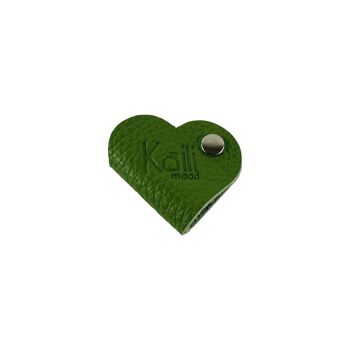 K0039EB | Enrouleur de câble cœur fabriqué en Italie en véritable cuir pleine fleur, dollar grainé - Couleur verte - Dimensions : 5 x 8 x 0,5 cm - Emballage : fond/couvercle rigide Coffret cadeau 4