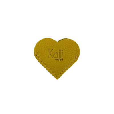 K0038RB | Marque-page cœur fabriqué en Italie en véritable cuir pleine fleur, grain dollar - Couleur Jaune - Dimensions : 6 x 5,5 x 0,5 cm - Emballage : fond/couvercle rigide Coffret cadeau