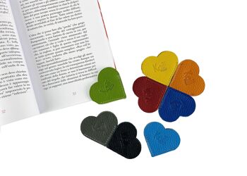 K0038FB | Marque-page coeur fabriqué en Italie en véritable cuir pleine fleur, dollar grainé - Couleur gris - Dimensions : 6 x 5,5 x 0,5 cm - Emballage : fond/couvercle rigide Coffret cadeau 2