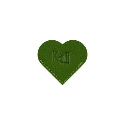 K0038EB | Marque-page cœur fabriqué en Italie en véritable cuir pleine fleur, grain dollar - Couleur verte - Dimensions : 6 x 5,5 x 0,5 cm - Emballage : fond/couvercle rigide Coffret cadeau