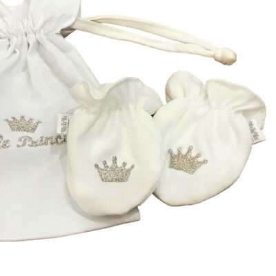 Guantes de bebé blancos con corona pequeña.