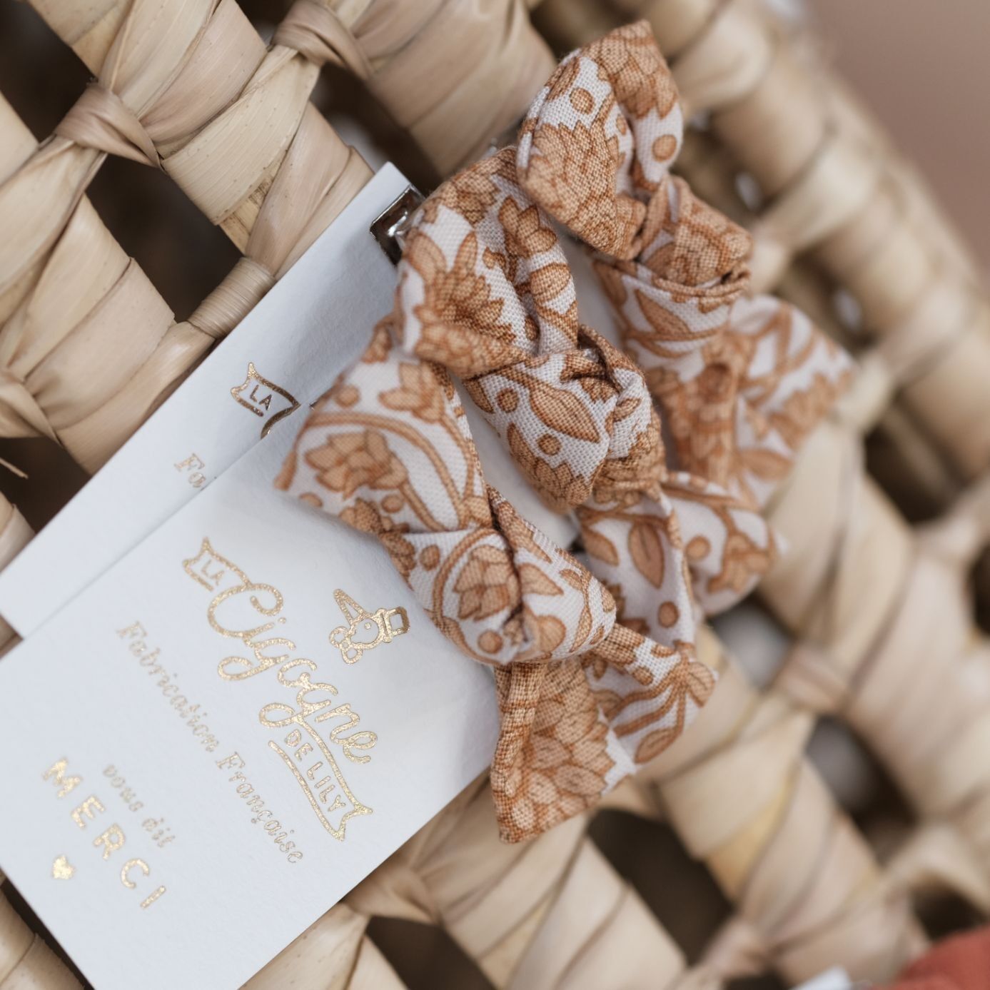 PASADOR DE PELO MILO CAMEL